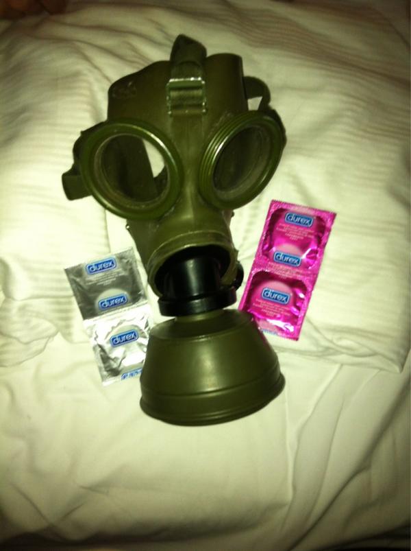 kiraoduro's tweet photo. Ik @Viviennemagalie ga naar een onbewoond eiland en ik neem mee... http://t.co/QhTXtLrK