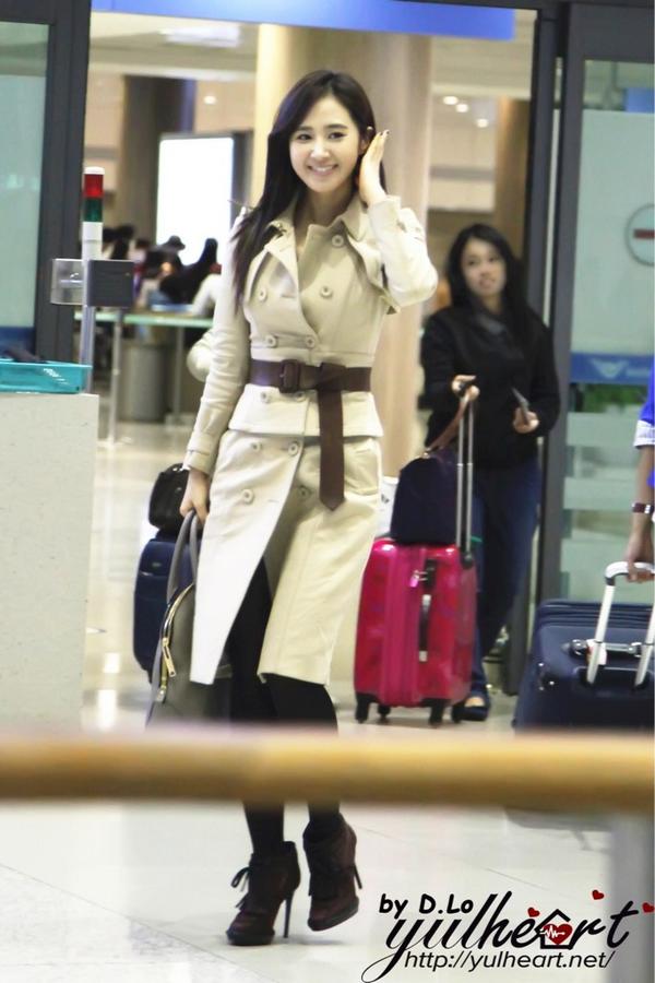 [PIC][02-11-2012]SooYoung và Yuri trở về Hàn Quốc vào tối nay A62QEmBCYAATty9