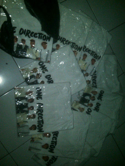 23GAW's tweet photo. @1Dreamer1D  J> T-Shirt 1D READYSTOCK! Limited only 11 Piece, More info : 30F48C17/087809900940 (Wildan) thx min! :) http://t.co/y4lxd5rN