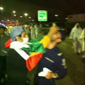 ^ مواطن يحاول ( اسعاف ) شرطي بعد تأثرة بالقنبلة الدخانيه