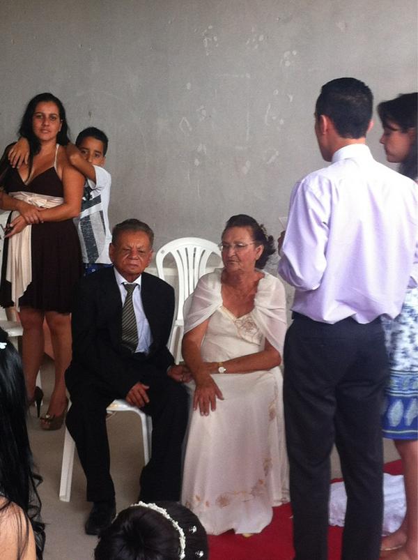 MoiaMF's tweet photo. Casamento do meu Avô aos 94 Anos!!! http://t.co/aQxsINLK