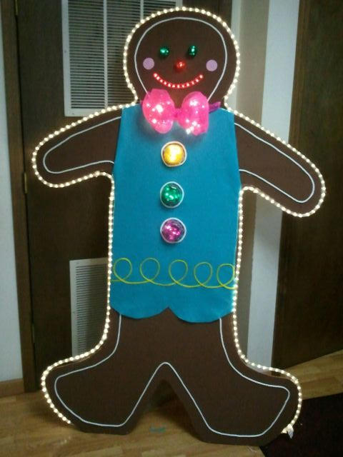 WillowBrookPF's tweet photo. Here's our Gingerbread Man! What should we name him? #Winterfest @My_PigeonForge http://t.co/BxsIWqOo