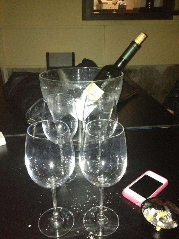 iotti_silvia's tweet photo. Tanti auguri Marti!
"23 anni al buio!" 
🍷🎈🎁 http://t.co/mP2SZAFK