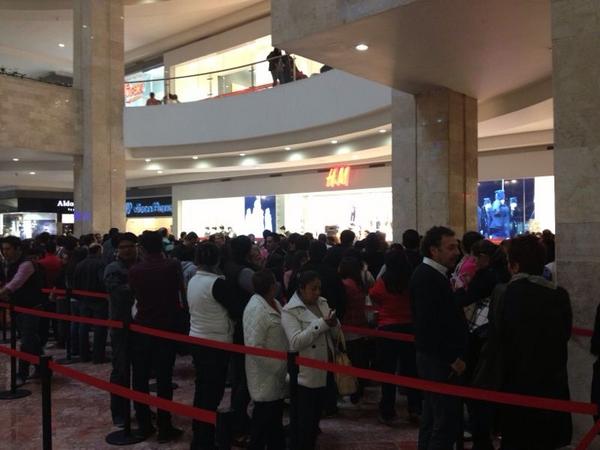 rosydanielb's tweet photo. La locura de la gente por entrar al nuevo H&amp;M http://t.co/U6hsrRd1