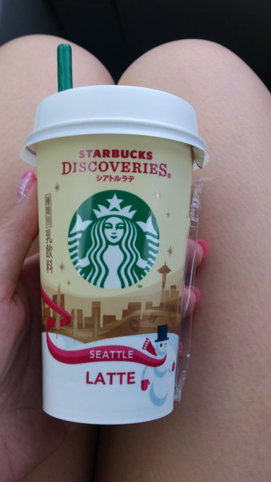 コンビニで売ってるスタバのラテがクリスマス仕様になってたから買ったo(^o^)o http://t.co/WAU7VDR5