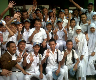 rizal_ateng's tweet photo. Klu foto ini kira2 pelanggaran g ya ? http://t.co/L2W5gE3v