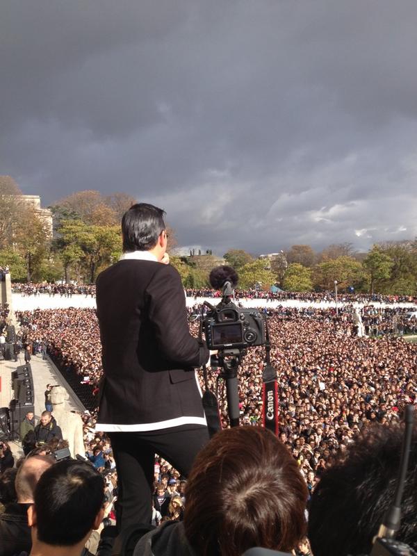 Flashmob Gangnam Style au Trocadéro [05.11.12] A68OnVjCYAAzETY