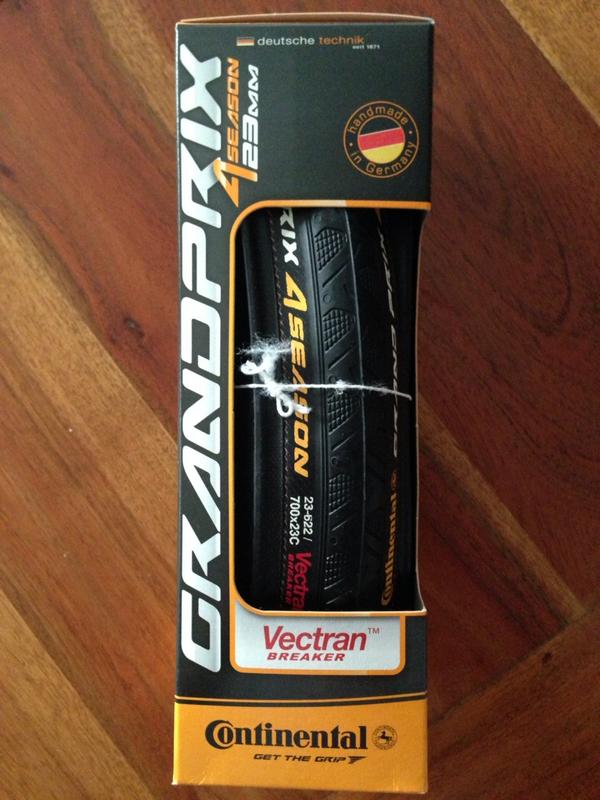 JulienAndre78's tweet photo. Ca y est , nouveaux pneus... #Continental 4 Saisons... Fini les #crevaisons intempestives ... 78€ la paire quand meme! http://t.co/0Z5kD3kY
