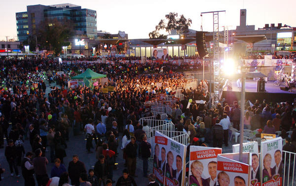 vittorialcalde's tweet photo. Multitudinaria fiesta ciudadana en cierre de campaña, amigos, familias, vecinos. Gracias todos por el apoyo. http://t.co/6FRgzFdh
