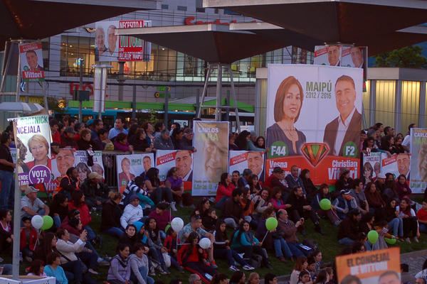 vittorialcalde's tweet photo. Gracias a todos que han trabajado y se sacrificaron en campaña. Respuesta de vecinos fue excelente en plaza de Maipú http://t.co/a456KoLh