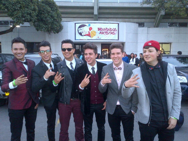 piso21music's tweet photo. @piso21music y @pasabordo listos pa la candela muchachoussss! #PremiosSchock2012 http://t.co/7oFr29lc