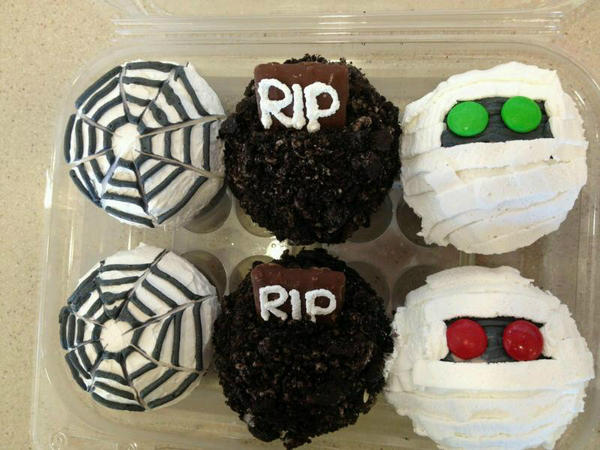 ColdStone615's tweet image. We just made some more spooky halloween ice cream cupcakes!!