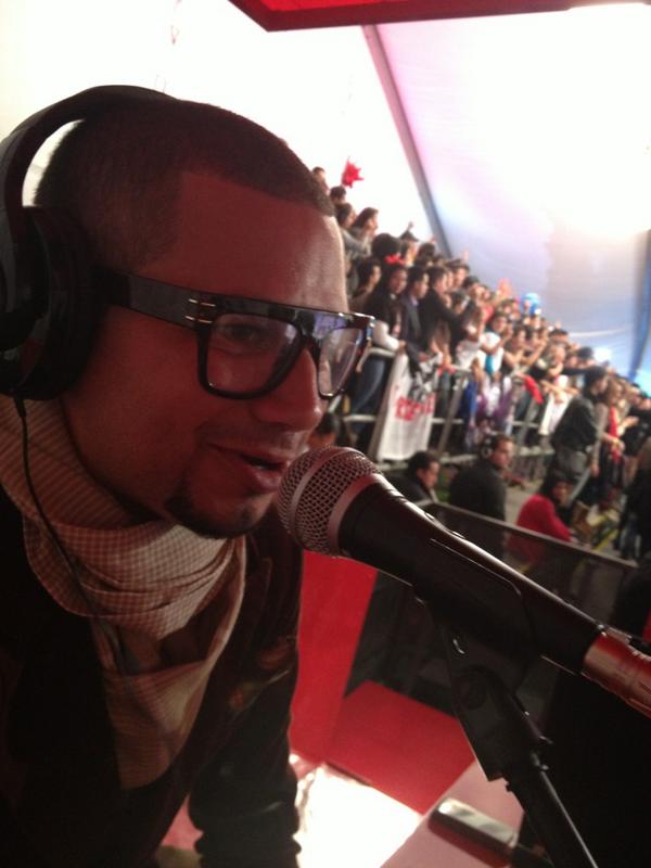 CocaColaForMeCo's tweet photo. @JiggyOficial en vivo #PremiosSchock2012 http://t.co/k48kQPt4