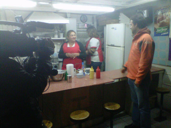Guillepalma's tweet photo. Ahora @armstrongconce saludando a locales de comida emblemáticos fuera Vega Monumental #24hrs24propuestas H4 http://t.co/9u3DXMbO