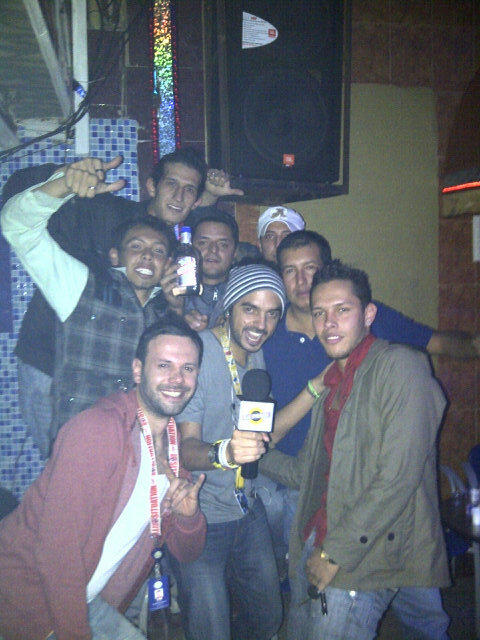 dani3palacios's tweet photo. Con los taxiviris que se ganaron un buen show en @lapiscinainter jejeje #cartelsexual !!! http://t.co/UDGpyey2