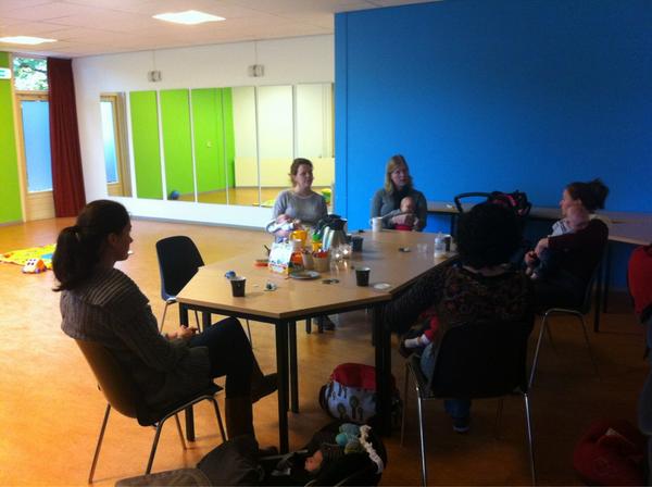 NoortjevdElzen's tweet image. Vandaag werd in Mamacafé Calamaris &apos;t nuttige weer met &apos;t aangename verenigd! #gezelligheid #tipsentrucs #borstvoeding