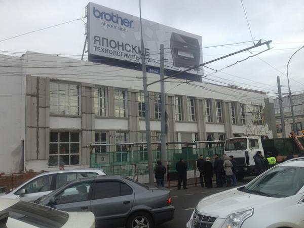 Начинается снос незаконной постройки на Таганской площади.