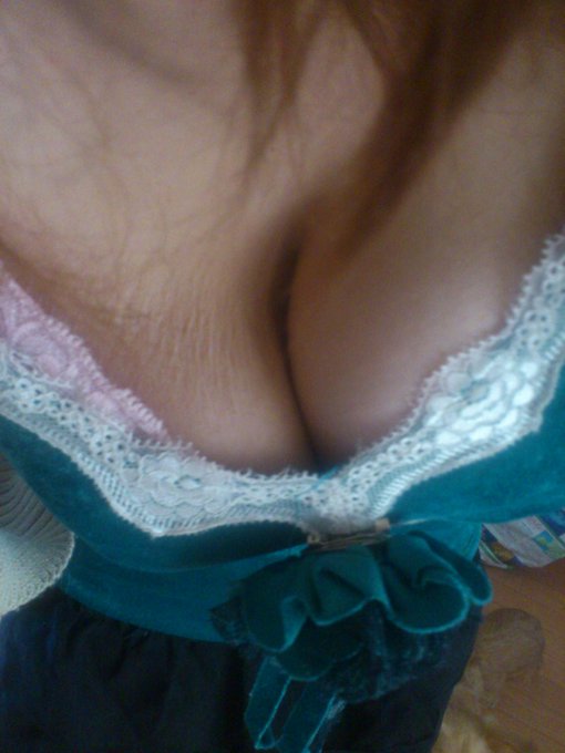 ひさびさ谷間☆みなさん素敵な一日を☆ http://t.co/iNqAMhgn