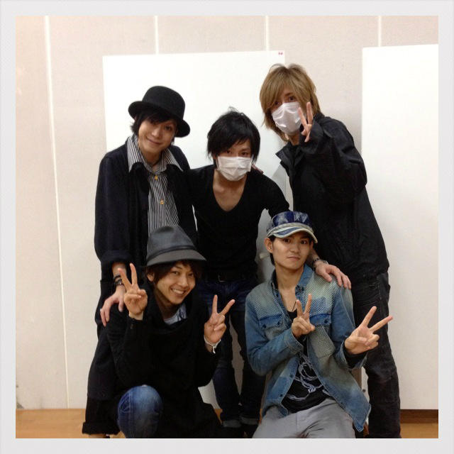 緑川 睦 裏切りは僕の名前を知っている Vol 3 松本慎也さん合流です めちゃくちゃ優しいオーラが 笑 松本さんを 玉ちゃん 美慎 ゆうくん ツヴァイルトで囲んで撮りましたさ 裏僕舞台 Http T Co N3l0duar Http T Co C91ecfq8 Twitter 緑川 睦 裏切りは僕の名前を知っている Vol 3 松本慎也さん合流です めちゃくちゃ優しいオーラが 笑 松本さんを 玉ちゃん 美慎 ゆうくん ツヴァイルトで囲んで撮りましたさ 裏僕舞台 Http T Co N3l0duar Http T Co C91ecfq8 Twitter