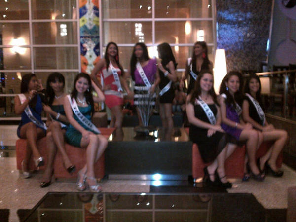 belviewmagazine's tweet photo. Las chicas de @MissTeenBeauty desde el Pink Ribbon Party en el hotel Riu http://t.co/2eDtsyJe