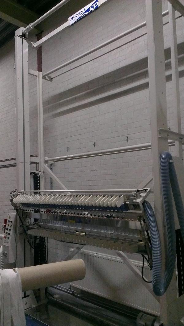 Onze fanfold machine. Stoomt uw gordijnen helemaal. Zodat ze perfect hangen, en de klant super tevreden is.