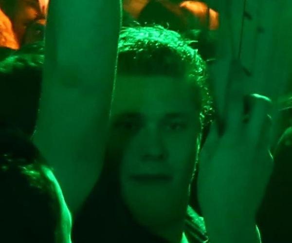 Joyce_AmadaDJ's tweet photo. Internet, we need your help! Deze dude heeft de camera van @HUUUUUUUU moedwillig gesloopt op #Festyland. Wie kent hem? http://t.co/T3z4sFwO