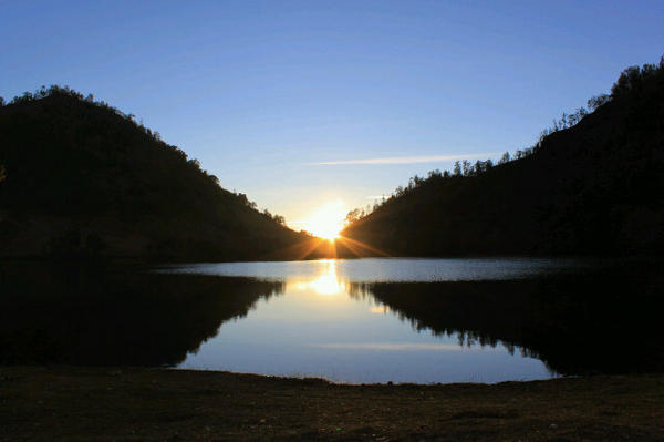 fahish26's tweet image. &quot;@kabarpetualang: Kopi Malam #nasgitel dr @BJRamadhan: Matahari Terbit Ranukumbolo http://t.co/9oK0EZzt&quot;