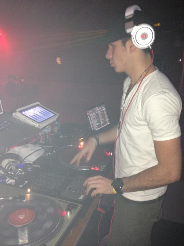 iamschnibs's tweet image. @DjCoCo11 on the ones and twos! #turntablenight #SCREAM2012