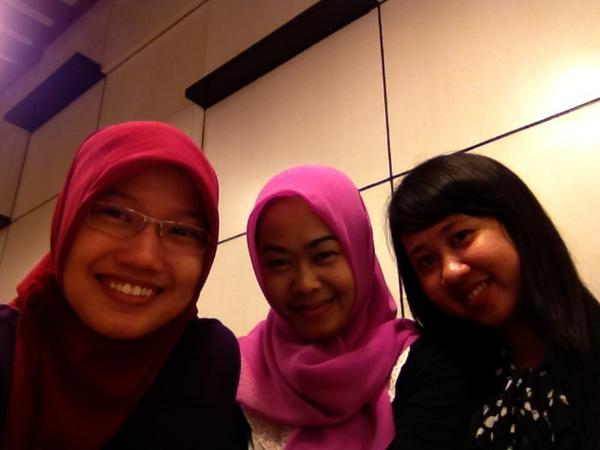 U_niza's tweet photo. @Rika_Fitriana n @ParanitaUtami http://t.co/OiMcbFE2