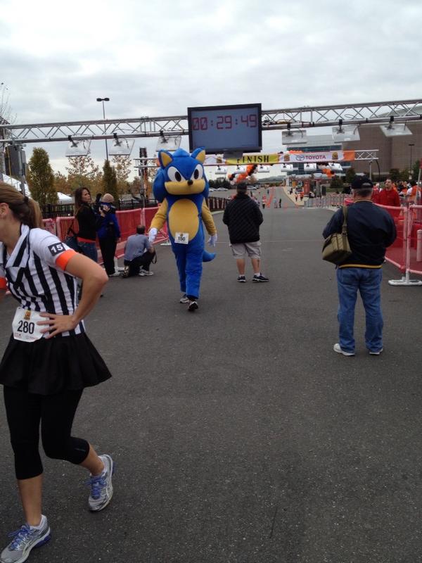 Elisemf19's tweet image. “@NHLFlyers: Sonic the Hedgehog just crossed the finish line #flyerscharities5k http://t.co/LJofQv2” #likeaboss @seansterSPS #shouldbeyou