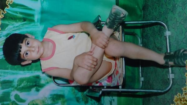 ZARAKASIFdar's tweet photo. '''''ME WHEN I WAS 6 YEARS OLD ON 03/06/2004''''' http://t.co/qSOPxI6p