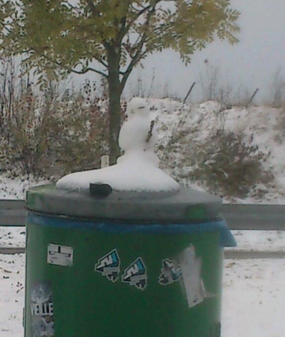 karusch1's tweet photo. Der erste Schneeman in dieser Saison ;-) http://t.co/FcWrB5H9