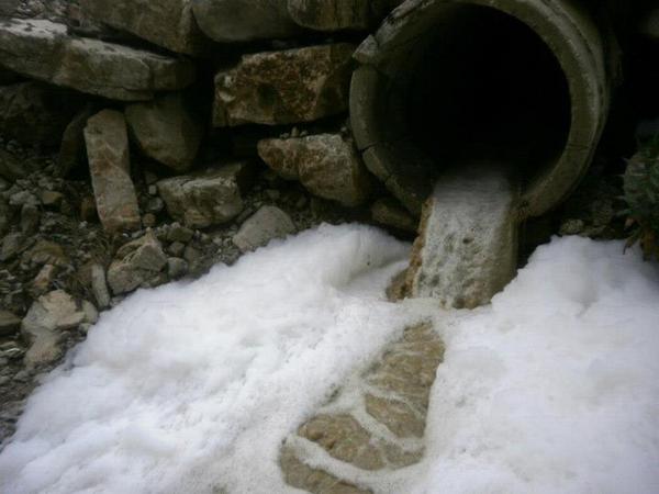 AGADEN_eco's tweet photo. El complejo de vertederos de los barrios, aprovecha las lluvias para verter lixiviados. Cogidos infrafantis x AGADEN http://t.co/tQqukHBm