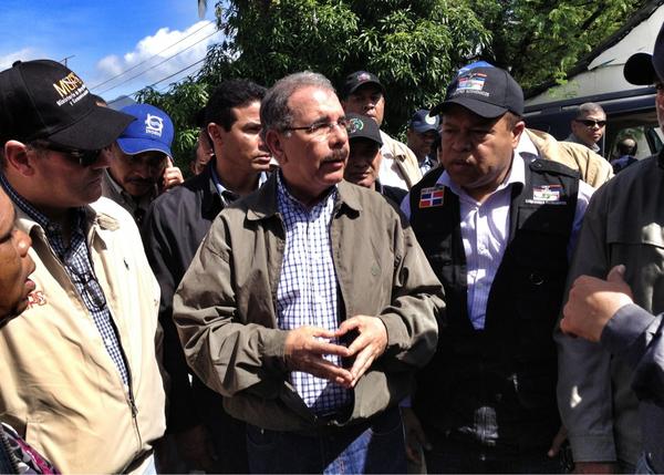 GobiernoDanilo's tweet photo. El Pte. en su visita a La Nevera ordenó la entrega de 7 mil tíquets de 500 pesos en Azua para la compra de alimentos. http://t.co/7mWygLCb