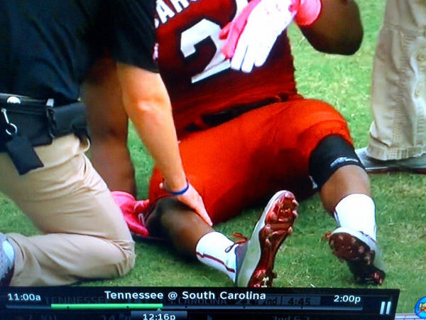 Landuss1's tweet image. Creo que se chingo la rodilla, adiós temporada hasta puede llegar a carrera #GoodbyeNFL #MarcusLattimore