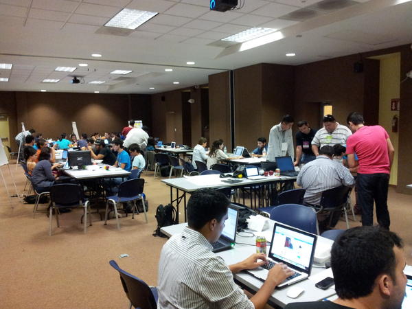 juliourrea's tweet photo. #swobregon desarrolladores trabajando en sus proyectos http://t.co/2xL6MeQA http://t.co/cw8lUCuj