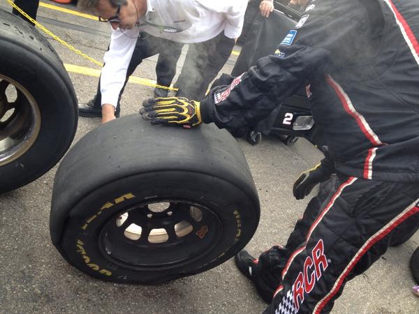 BeesRacingBuzz's tweet photo. The right front tire is split and smoking. http://t.co/D9lLJie4