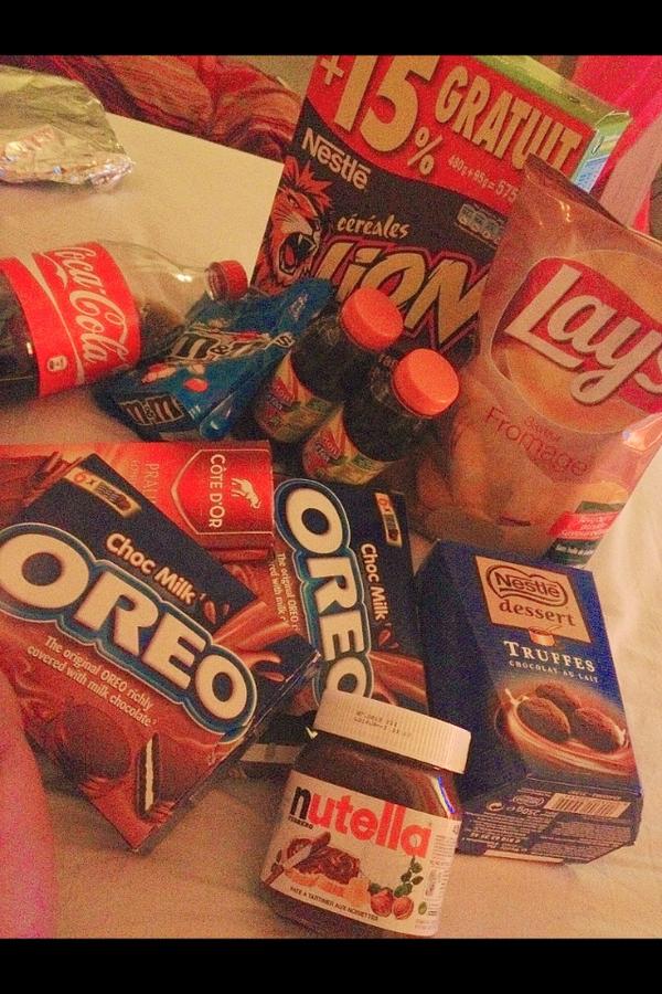 Weguasss's tweet photo. “@KyaraWA: #Sick > #MovieTime > #FoodPorn 😁 with @Weguasss http://t.co/HQsSVHhS” Mmmmmh il me manque qu'une chose.. 👌