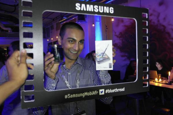SamsungSA's tweet image. @__RIDZ  &amp;amp; his new #GALAXYNoteII! If you are not #BlueThread 'ing you are not @AFI_sa! Come to @UnionBar011