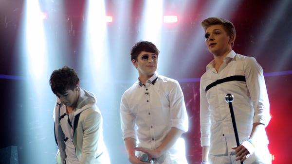 TheXFactor's tweet photo. Is @RadioLeary right? Are @District3Music damned if they do and damned it the don't? #XFactor #3EEKS http://t.co/T2W6YiLw