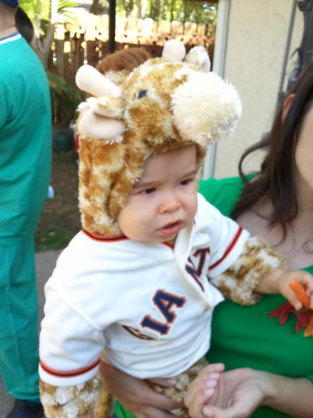rocknbrew's tweet photo. The uninformed think this is a giraffe costume. @SFGiants fans know better. http://t.co/tAYuU5Uw