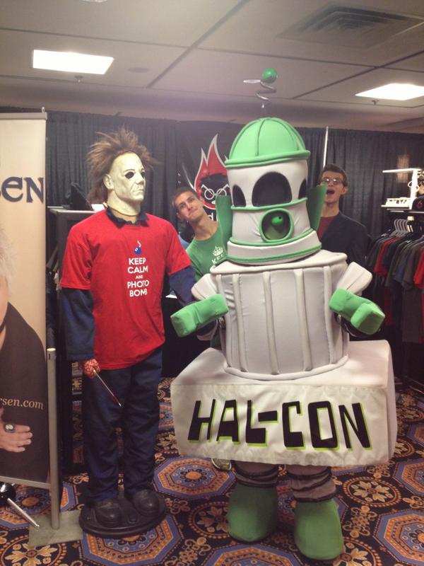 nerdragetees's tweet image. Photobombed #halcon2012