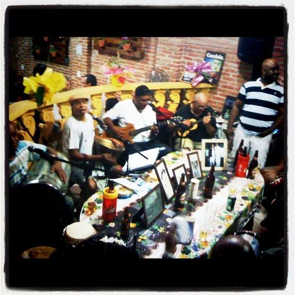tocadacriola's tweet photo. Hoje foi fantástico obrigado a todos que compareceram com esse calor a cerveja a -5 graus e muito samba da antiga!!! http://t.co/ycxDHh7N