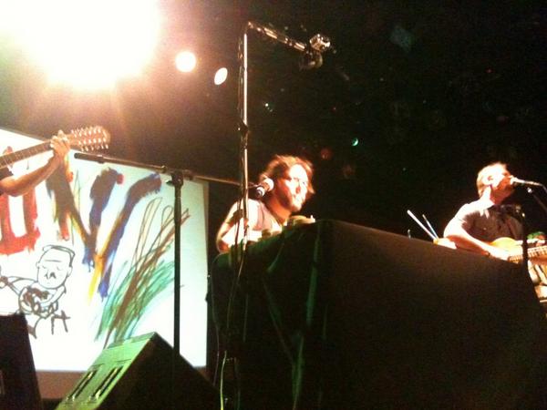 LunarioMx's tweet photo. Athaualpa You Funky! #KevinYLiniers con el dibujo en vivo detrás. http://t.co/ZFtSo8Xt