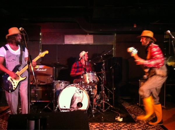 VancityVoice's tweet photo. @themidnighthours gettin' mythical @TheMediaClub http://t.co/3jxCk0D7