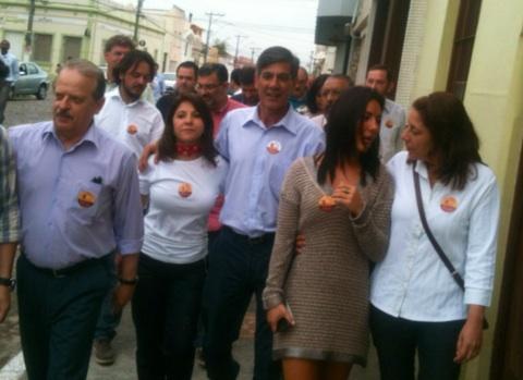 Marroni13's tweet photo. Marroni está indo com a família e o gov. @tarsogenro votar no Colégio São José. http://t.co/rb5h4SGs