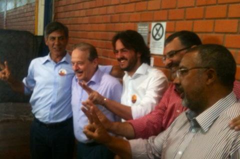 Marroni13's tweet photo. Marroni acaba de votar: "Vamos esperar o resultado com esperança e alegria. O eleitorado é que vai decidir". http://t.co/k3j6yBnD