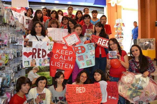 FangirlGabs's tweet image. @taylorswift13 look! We were buying RED in Mexico city #swiftiepower #MexicoNeedsTaylorSwift