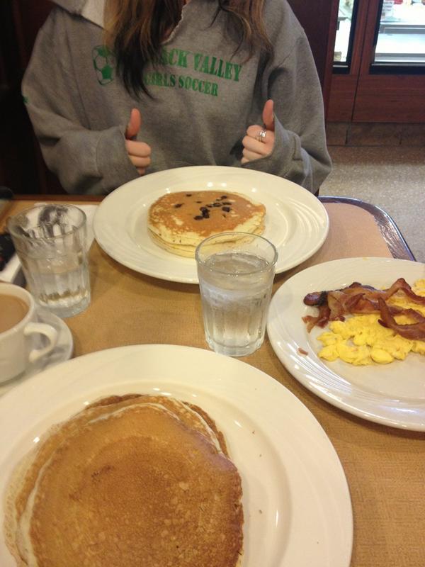 chelsea_kellen's tweet image. @Kayslatts breakfast of varsity champions #varsityproblems 👍