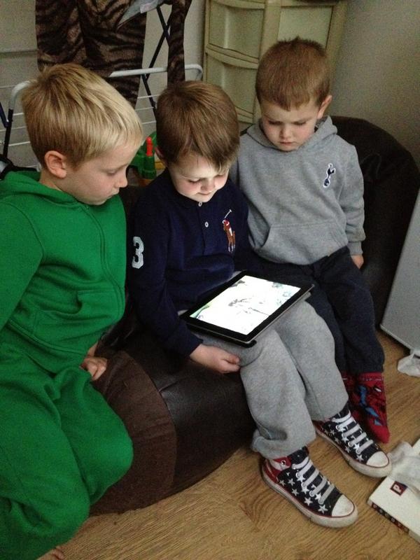 murphk01's tweet photo. Cousins concentrating on crocodiles! #toocute http://t.co/vSyURof2